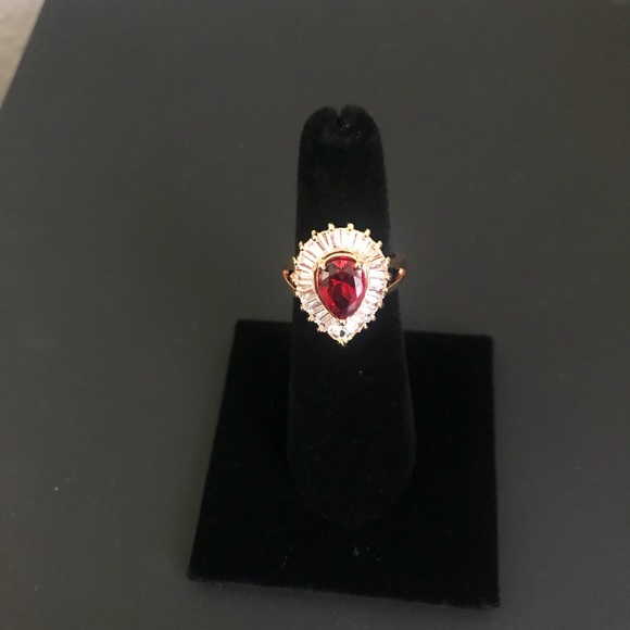 Size 6, 18k Gold Plated Cocktail Ring - Picture 8 of 8